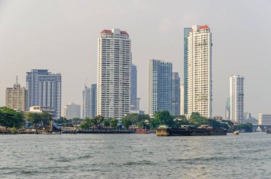  Bangkok Chao Phraya Nehri kıyısında Skyline