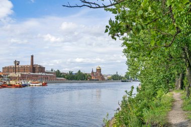 Depo kompleksi ve Saint Petersburg Epifani Kilisesi ile Ekateringofka Nehri, Rusya