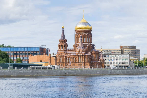 Ekateringofka річка з Православною Церквою Богоявлення у Санкт-Петербурзі, Росія — стокове фото
