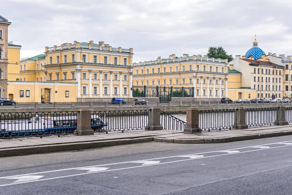 Fontanka río Embankment con Derzhavin Palace y cúpulas de la — Foto de Stock