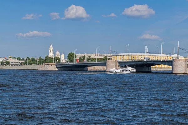 Petrogradsky Insel mit St. Wladimir Kathedrale, Klappbrücke über den kleinen Fluss Newa und Tragflügelboot — Stockfoto