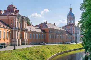 Saint Alexander Nevsky Lavra'nın dış duvarı, Kuzey-Batı Riznichnaya kulesi ve Saint Petersburg'daki Monastyrka Embankment Nehri ile