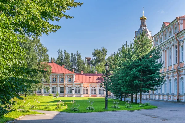 Jardín metropolitano con el edificio del seminario sur y la casa metropolitana en San Alejandro Nevski Lavra en San Petersburgo, Rusia —  Fotos de Stock
