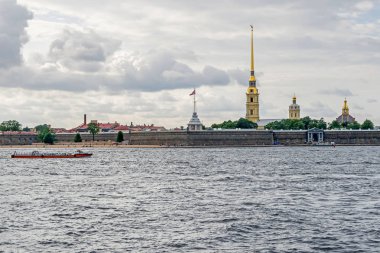 Peter ve Paul Kalesi 'nin Saint Petersbur' daki halk plajı