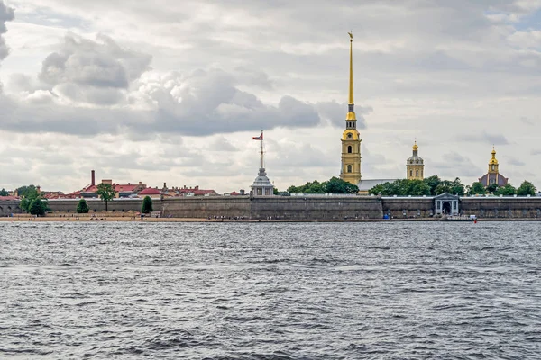 Петропавловская крепость с общественным пляжем в Санкт-Петербурге — стоковое фото