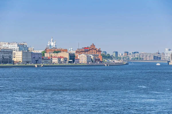 Sinopskaya Embankment la rivière Neva avec couvent Smolny à Saint-Pétersbourg, Russie — Photo