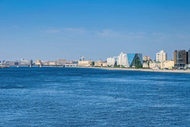 Bolsheokhtinsky Köprüsü ile Malookhtinskaya Embankment ve Saint Petersburg, Rusya 'daki Leorsa Grubu' nun modern binaları