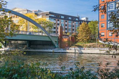 Almanya 'nın başkenti Berlin' de Lessing Köprüsü ve Lessing Hanedanı 'ndan Bundesratufer nehri seti.