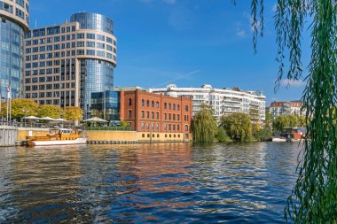 River Spree, yeni tasarlanmış Spree-Bogen bölgesi. İş merkezi ve butik Villa Abion Oteli binaları var.