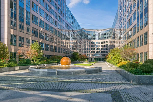 Yeni tasarlanmış Spree-Bogen bölgesi Berlin, Almanya 'da bir iş merkezi inşa edildi. — Stok fotoğraf