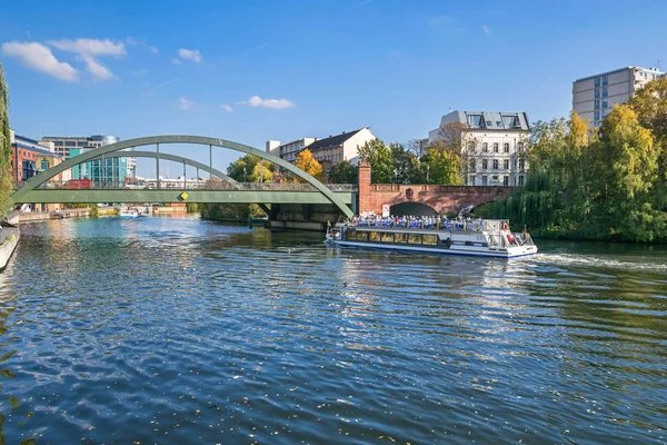 Nehrin kıyısında gezici bir tekneyle Spree ve Berlin, Almanya 'da Lessing köprüsü.