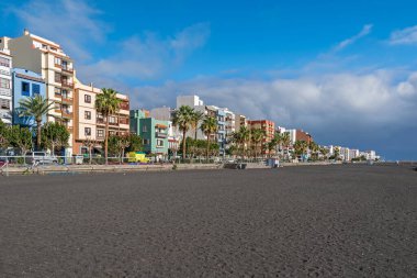 Santa Cruz de la Palma, İspanya - 12 Kasım 2019 Avenida Maritima Bulvarı ve Playa del Malecon Plajı