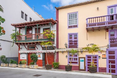 Santa Cruz de la Palma, İspanya - 12 Kasım 2019: En iyi korunmuş tipik Kanarya ahşap balkon topluluğu, Piccolo ve La Lonja restoranları ile Avenida Maritima No. 53 ve 54