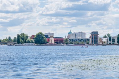 Potsdam, Almanya - 12 Temmuz 2020: Schiffbauergasse rıhtımı, Hans Otto Tiyatrosu, Chicory değirmeni, restoran gemisi John Barnett, St. Nicholas Kilisesi ve eğlence tekneleri ile Tiefer Gölü