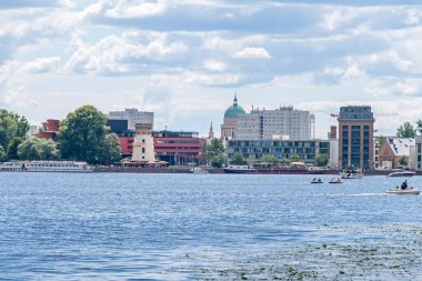 Potsdam, Almanya - 12 Temmuz 2020: Schiffbauergasse rıhtımı, Hans Otto Tiyatrosu, Chicory değirmeni, restoran gemisi John Barnett, St. Nicholas Kilisesi ve eğlence tekneleri ile Tiefer Gölü