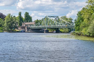 Havel Nehri 'nin karşısındaki Glienicke Köprüsü, Babelsberg Parkı' ndan görülen meşhur Casuslar Köprüsü.