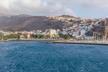 Barranco de la Villa vadisinde yer alan San Sebastian de la Gomera, sahil, marina ve dağ yerleşimleriyle yolcu gemisi terminalinden görüldü.