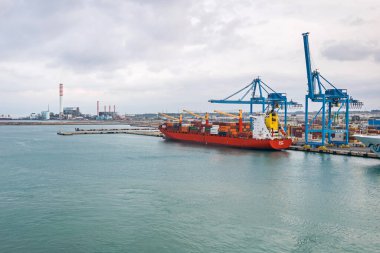 Civitavecchia, İtalya - 30 Ekim 2019: Konteyner gemisi Barry Majuro Civitavecchia limanında konteynırları demiryolu vinçleriyle dolduruyor