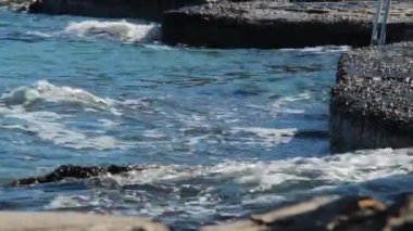 Sıcak denizin dalgaları kıyıda bir sessiz güneşli gün, su sıçramasına yendi. yakın çekim.