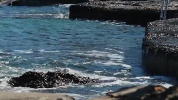 Gelombang Laut Hangat Mengalahkan Pantai Pada Hari Yang Cerah Tenang — Stok Video