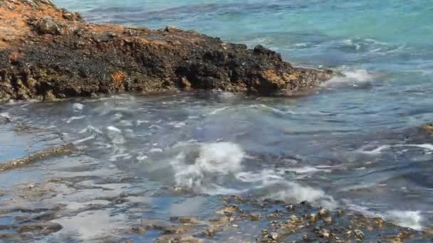 Gelombang Laut Hangat Mengalahkan Pantai Pada Hari Yang Cerah Tenang — Stok Video