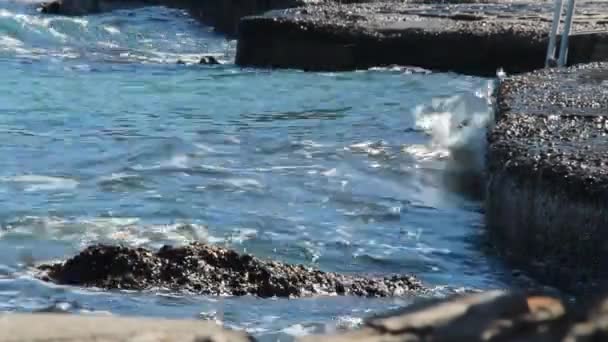 Vågor Det Varma Havet Slå Stranden Lugn Solig Dag Stänkande — Stockvideo