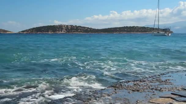 Yate Vela Blanca Balanceándose Sobre Las Olas Sobre Fondo Una — Vídeos de Stock