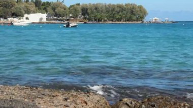 Güzel küçük koy su tatil güzel sörf, deniz kenarında arka planda bir motorlu gemi ile