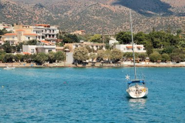 Adanın beyaz yat kıyıya, yakın su kıyısında panoramik manzaralı açık deniz, tatile dinlenmek için harika bir yer