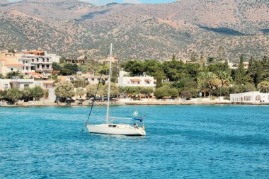 Adanın beyaz yat kıyıya, yakın su kıyısında panoramik manzaralı açık deniz, tatile dinlenmek için harika bir yer