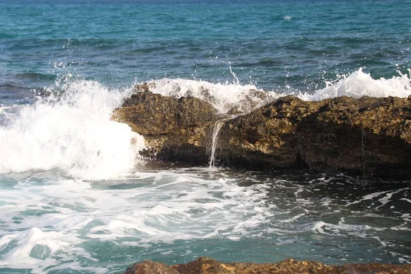 Κύμα Διασπάται Και Στη Θάλασσα Μια Μεγάλη Πέτρα Στην Ακτή — Φωτογραφία Αρχείου