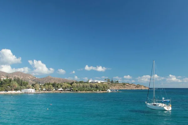 Panoramisch Uitzicht Kust Van Het Eiland Witte Jacht Het Water — Stockfoto