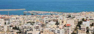 Resort şehir ve deniz, parlak renkler, yüksek kontrast, leyleklerin Akdeniz şehrin panoramik manzaralı