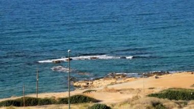 Bir yükseklikten sahil görünümü, parlak güneşli sabah, güzel mavi deniz, küçük sörf, parlak kumlu plaj