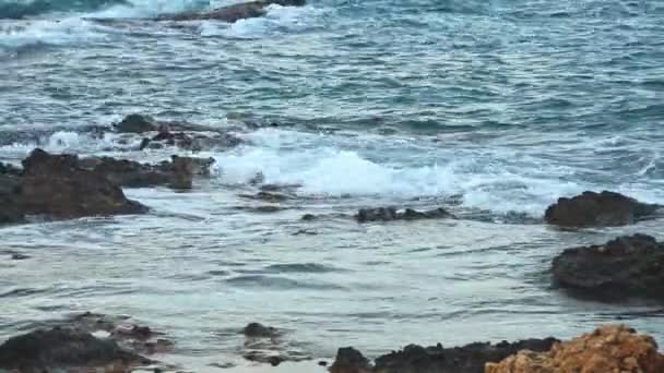 Surf Marino Durante Una Brisa Fresca Costa Rocosa Tonos Oscuros — Vídeos de Stock