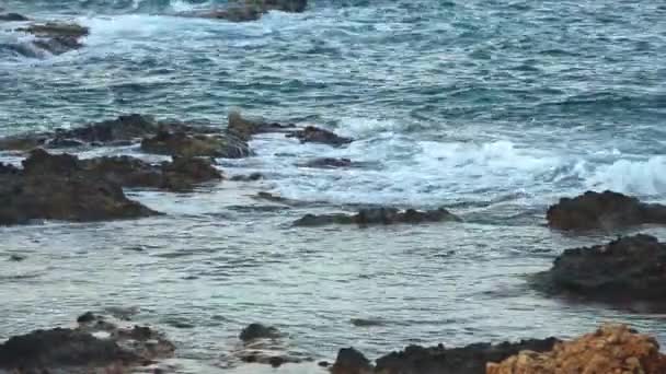 Surf Marino Durante Una Brisa Fresca Costa Rocosa Tonos Oscuros — Vídeos de Stock