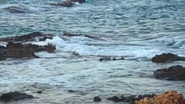 Surf Marino Durante Una Brisa Fresca Costa Rocosa Tonos Oscuros — Vídeos de Stock