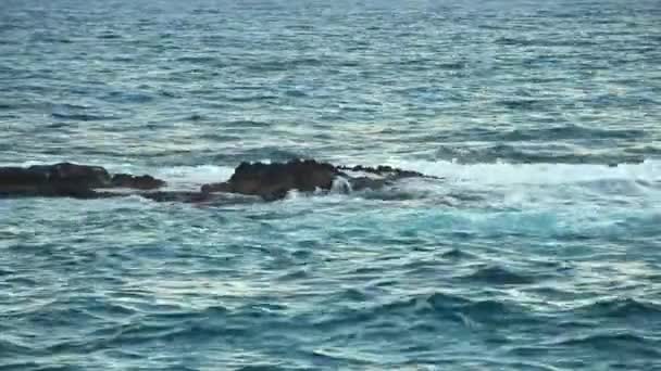 Abendblick Auf Eine Kleine Steininsel Vor Der Küste Viel Bewegung — Stockvideo