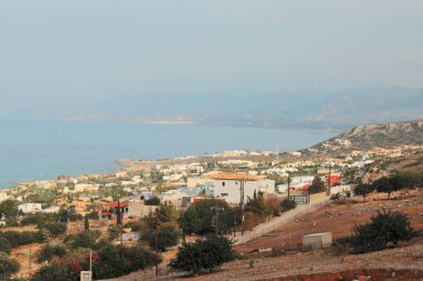 Bir yükseklikten tatil şehir görünümü, güzel bir manzara, parlak güneşli sabah, evlerin renkli çatılar, tekneler ve yatlar ile eski bir defne.