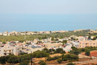 Bir yükseklikten tatil şehir görünümü, güzel bir manzara, parlak güneşli sabah, evlerin renkli çatılar, tekneler ve yatlar ile eski bir defne.
