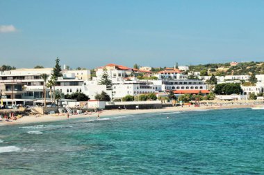 Sahil boyunca plajlar ve oteller. Akdeniz 'de tatil kenti, plaj ve deniz plajdaki oteller görünümü. Parlak güneş ışığı, açık mavi deniz, yüksek kontrast, Rete