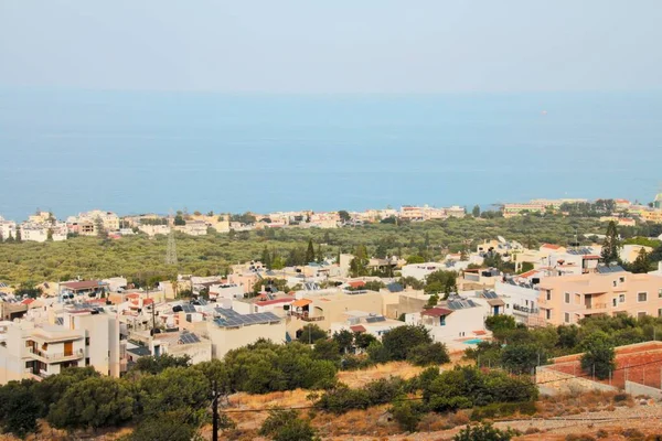 Bir yükseklikten tatil şehir görünümü, güzel bir manzara, parlak güneşli sabah, evlerin renkli çatılar, tekneler ve yatlar ile eski bir defne.