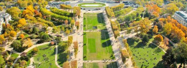 Paris 'te Mars alanı 'nda Eyfel Kulesi 'nin panoramik manzarası, sonbahar renkleri, çok sayıda yeşillik, yüksek kontrast. Seyahat, Mimarlık.