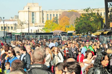 Paris, Fransa,27/10/2015 Açıklayıcı Editoryal Paris'te dönüm noktası bilet satan Eyfel Kulesi girmek için turist kuyruğu