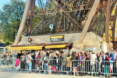 Paris, Fransa,27/10/2015 Açıklayıcı Editoryal Paris'te dönüm noktası bilet satan Eyfel Kulesi girmek için turist kuyruğu