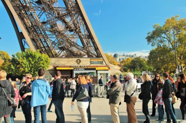 Paris, Fransa,27/10/2015 Açıklayıcı Editoryal Paris'te dönüm noktası bilet satan Eyfel Kulesi girmek için turist kuyruğu