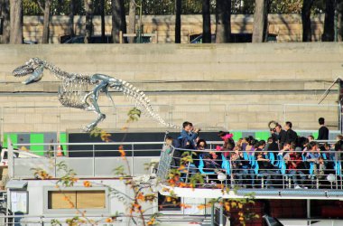 Paris, Fransa,10/27/2015 Gemideki restoranın açıklayıcı editoryal görünümü ve Paris'teki Seine seti üzerindeki dinozor heykeli
