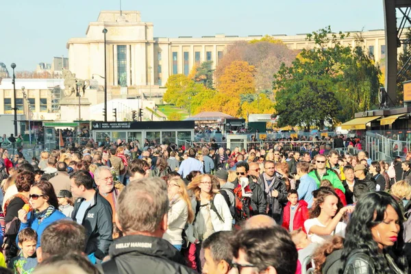 Paris, Fransa,27/10/2015 Açıklayıcı Editoryal Paris'te dönüm noktası bilet satan Eyfel Kulesi girmek için turist kuyruğu