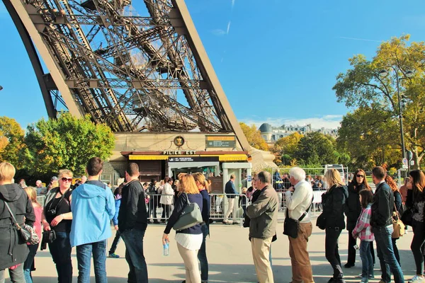 Paris France 2015 Illustrative Editorial Queue Tourists Enter Eiffel Tower — Stock Photo, Image
