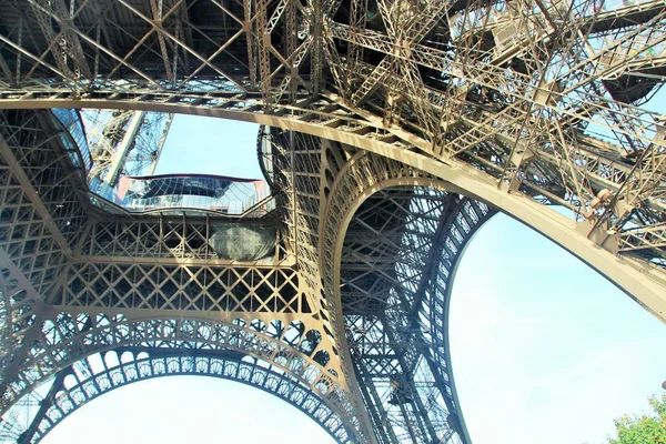 Vista Base Torre Eiffel Estruturas Metálicas Alto Contraste Grande Detalhe — Fotografia de Stock